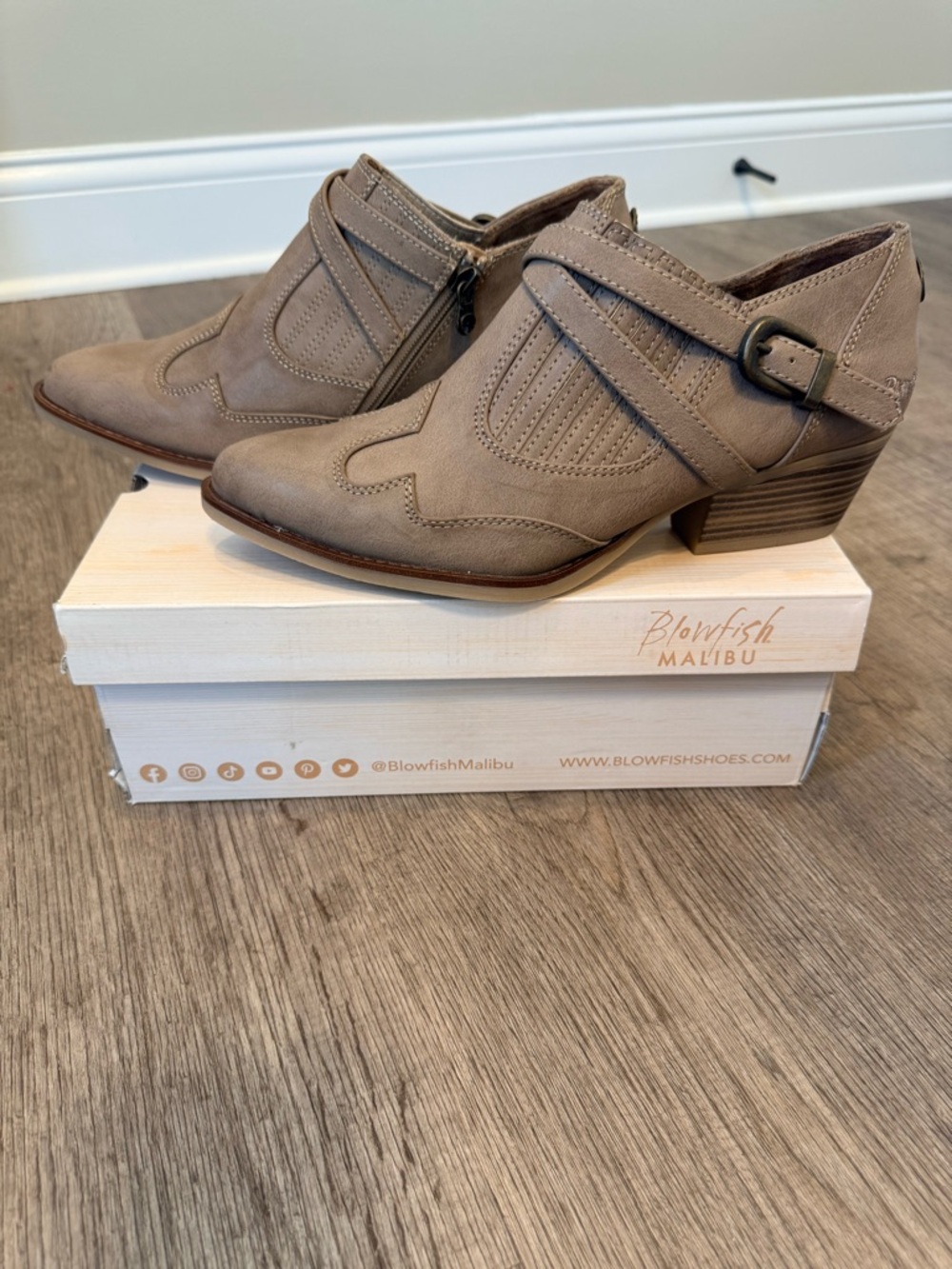 NWB Blowfish Malibu Saloon Taupe Faux leather boot Size 10 women’s